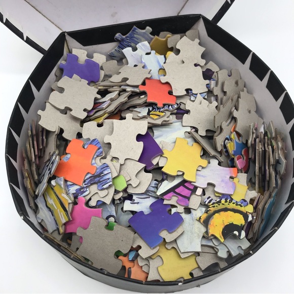 Round Eagle 2018 Hasbro Jigsaw Puzzle Game Toy Colorful Bird 300 PC 20 inch - Picture 9 of 10